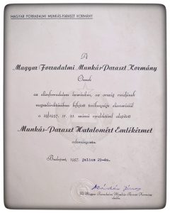 Egy névtelenségbe hajló rangos állami kitüntetés, Kádár János aláírásával,1957-ből. (magántulajdon)